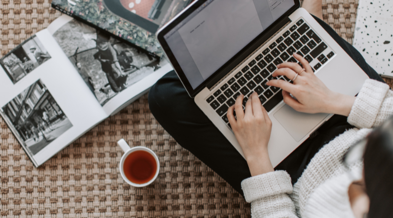 Photo femme ordinateur avec tasse de thé (VDI)